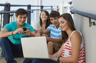 Pimienta Comunicación - 10 claves en la comunicación dirigida a adolescentes - adolescentes ordenador movil